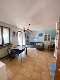 Trilocale piano terra con due giardini e garage