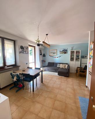 Trilocale piano terra con due giardini e garage