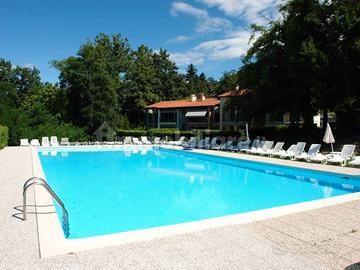 Trilocale in residence con piscina 2 camere + box
