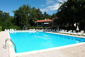 Trilocale in residence con piscina 2 camere + box