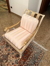 Tavolino rotondo in legno con due sedie