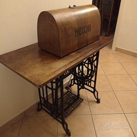 Macchina da cucire Necchi d'epoca 