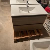 Mobiletto bagno con lavabo e sanitari