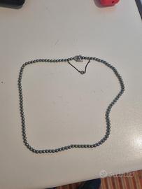 collana di perle piccole grigie