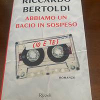Libro "Abbiamo un bacio in sospeso" di Riccardo Be