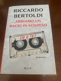 Libro "Abbiamo un bacio in sospeso" di Riccardo Be