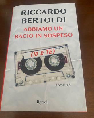 Libro "Abbiamo un bacio in sospeso" di Riccardo Be