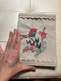 Quadernino con copertina tela ricamata a mano