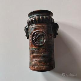 vaso in ceramica smaltata con medaglione decorativ