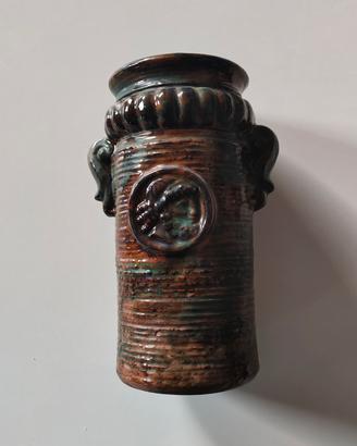 vaso in ceramica smaltata con medaglione decorativ