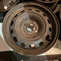 4 cerchi da 15 come da foto.