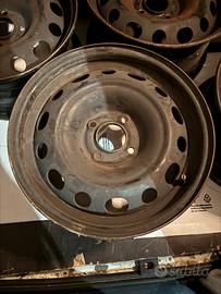 4 cerchi da 15 come da foto.