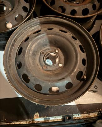 4 cerchi da 15 come da foto.