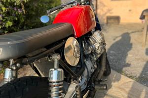 Moto special Cafe racer su base Guzzi V