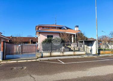 VILLA SINGOLA A MARCALLO CON CASONE