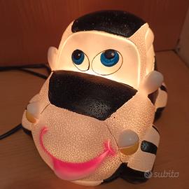 Lampada da tavolo a forma di macchina