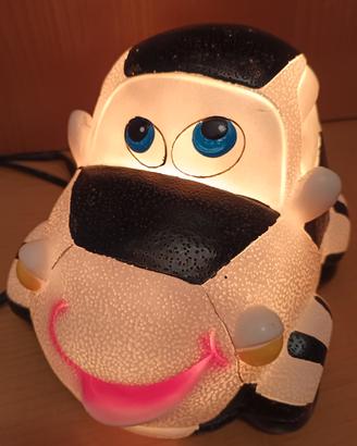 Lampada da tavolo a forma di macchina