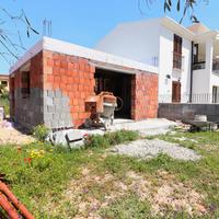 Villa capo schiera su due livelli con giardino