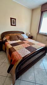 Camera da letto classica in legno massello