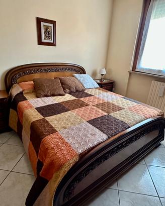Camera da letto classica in legno massello