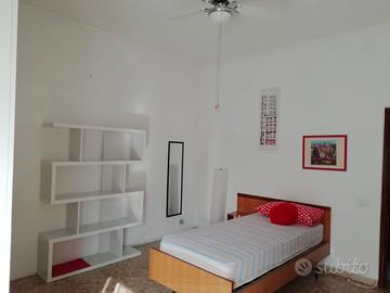 Stanza singola per ragazza, appartamento arredato