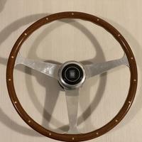 Volante Nardi con il pulsante anni 50