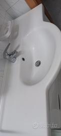Lavabo da bagno in ceramica con rubinetto
