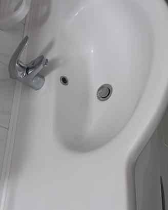Lavabo da bagno in ceramica con rubinetto