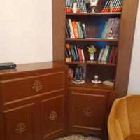 Libreria vintage ad angolo dotata di tre ripiani