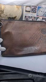 Berluti Scritto Clutch – Pelle Venezia Patinata a