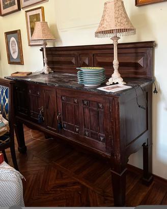 Credenza antica con piano in marmo nero
