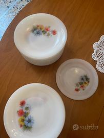 Servizio piatti arcopal con decorazione floreale