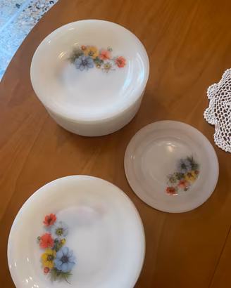 Servizio piatti arcopal con decorazione floreale