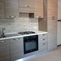 “Cucina completa con elettrodomestici (frigo, forn