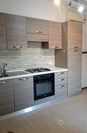 “Cucina completa con elettrodomestici (frigo, forn