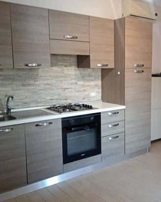“Cucina completa con elettrodomestici (frigo, forn