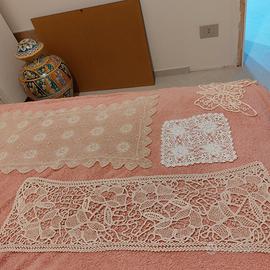 Centrini lavorati all'uncinetto