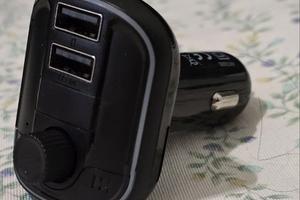 Caricabatterie auto bluetooth FM vivavoce dual USB