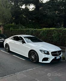 Mercedes Benz Classe E220 d Amg Line Coupé 4 Matic