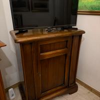 Mobiletto in legno con tv