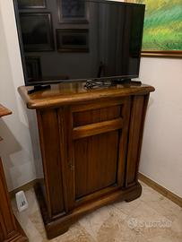 Mobiletto in legno con tv