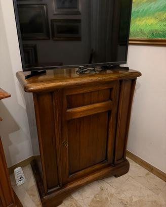 Mobiletto in legno con tv
