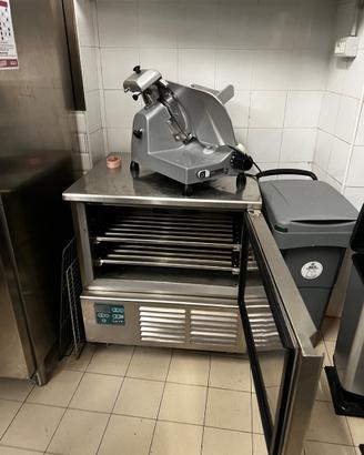 Attrezzatura tavola calda bar