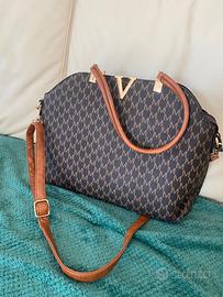 Borsa Valentino marrone con logo centrale.