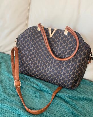 Borsa Valentino marrone con logo centrale.