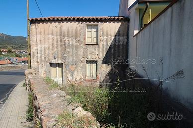 Arbus - Casa con cortile