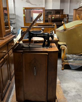 Macchina da cucire Singer con mobile in legno