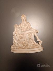 Replica della celebre Pietà Vaticana.