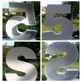 Insegna pubblicitaria: singole lettere e un numero