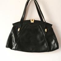 Elegante borsa con chiusura  con gancio e dettagli